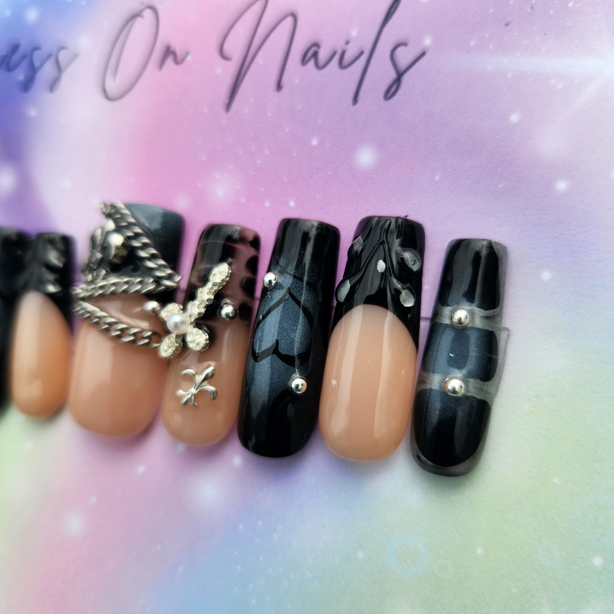 black/navy blue heart chain press ons