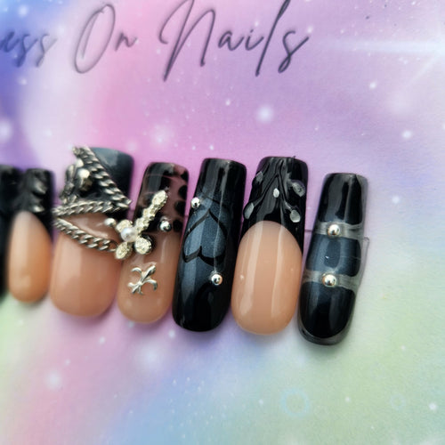 black/navy blue heart chain press ons